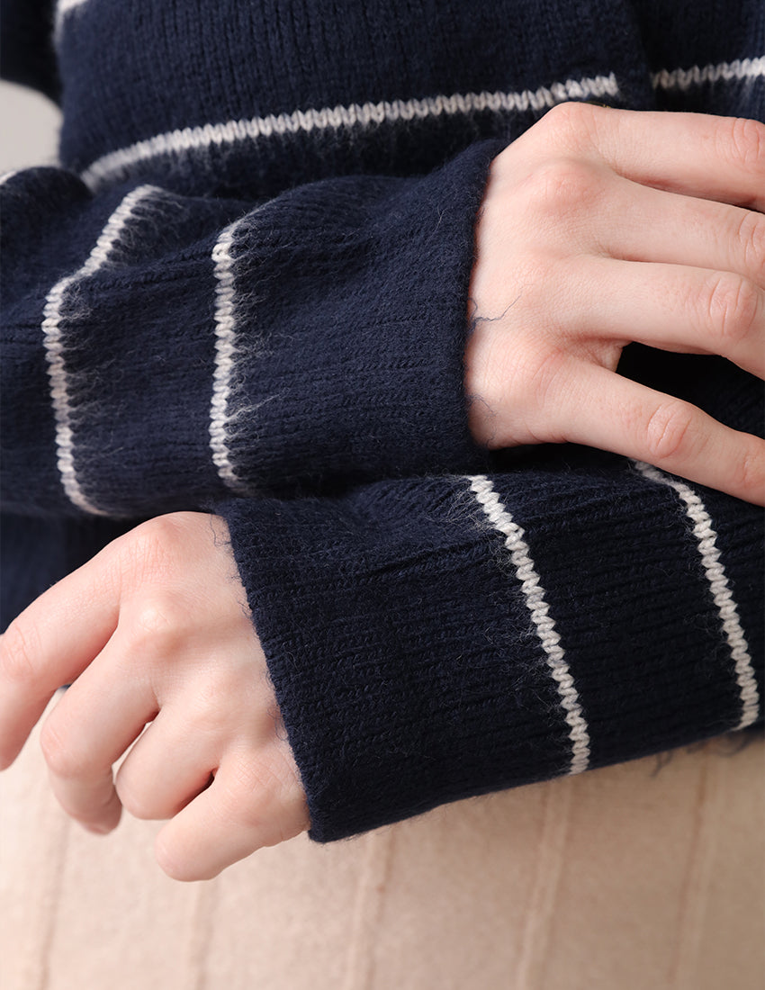 كارديجان مخطط أزرق داكن مع أزرار للإغلاق وفتحة رقبة دائرية