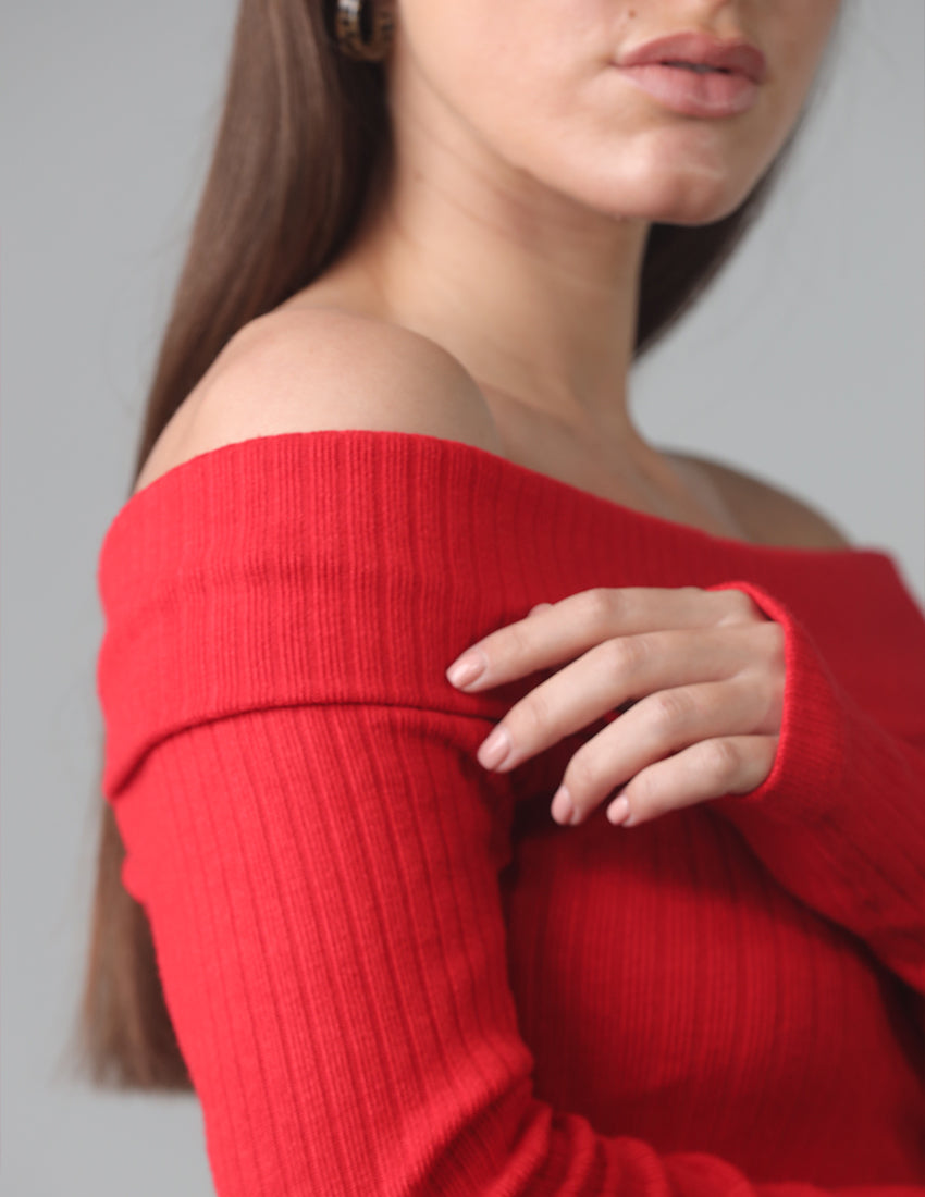 بلوزة بأكمام طويلة وأكتاف مكشوفة