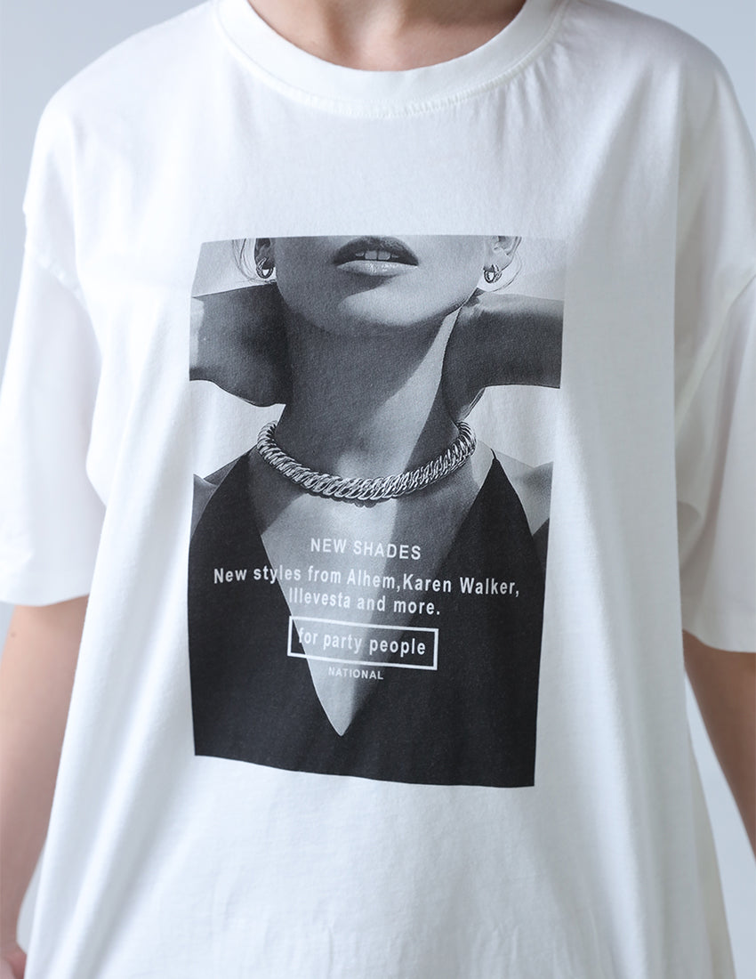 تي شيرت مطبوع عليه صورة فتاة مع كلمات.