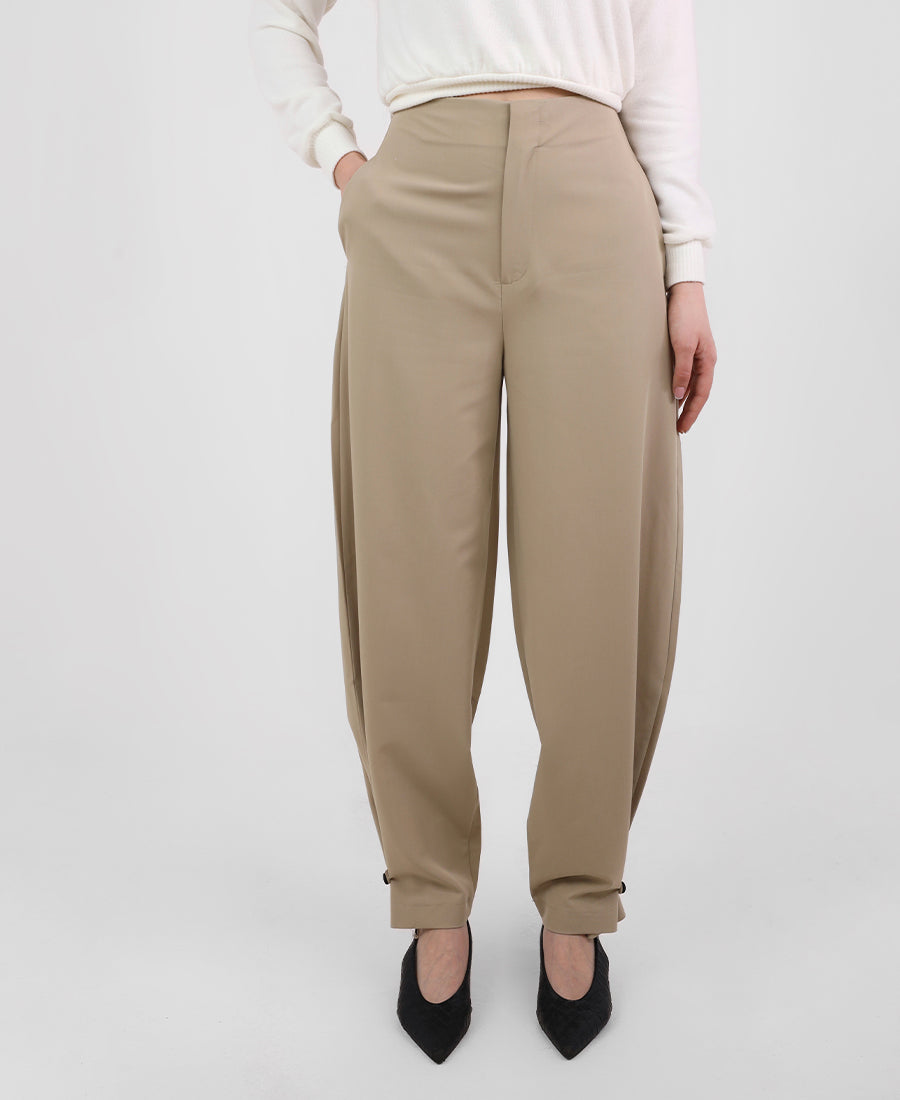 Strict pants with two buttons at the bottom of the leg