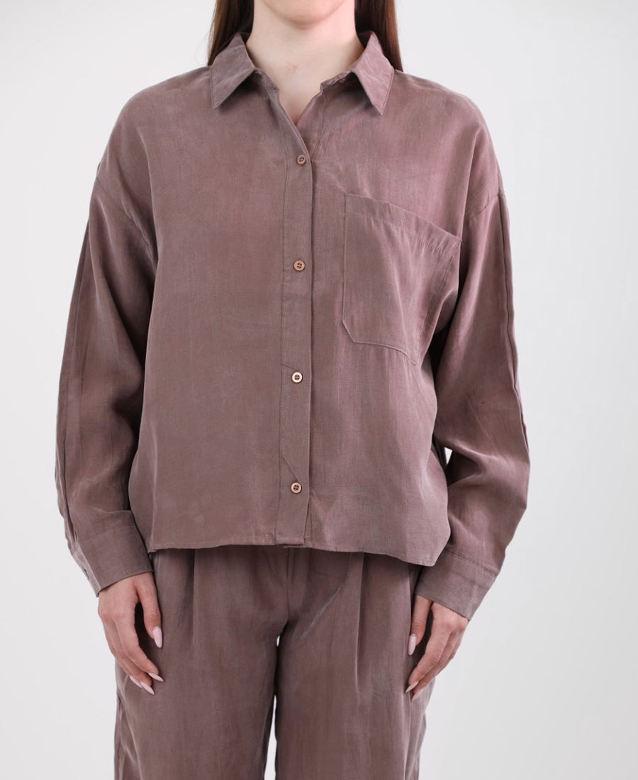 Oversize shirt with pocket on the front