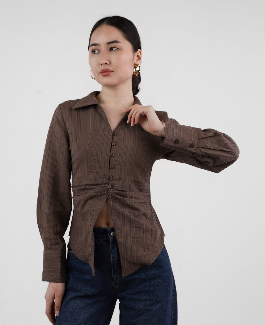 Fitted shirt with striped buttons