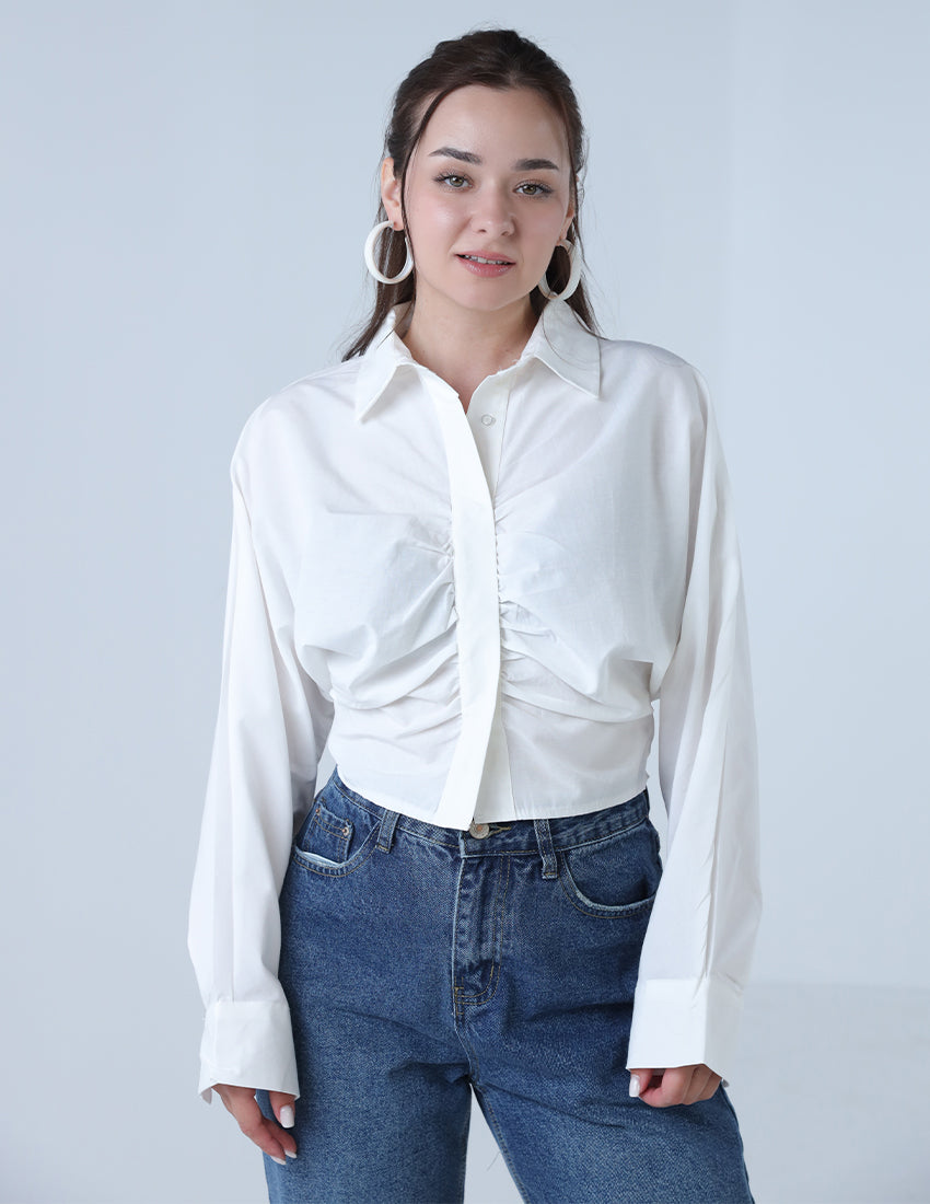 قميص بتفاصيل في الأمام