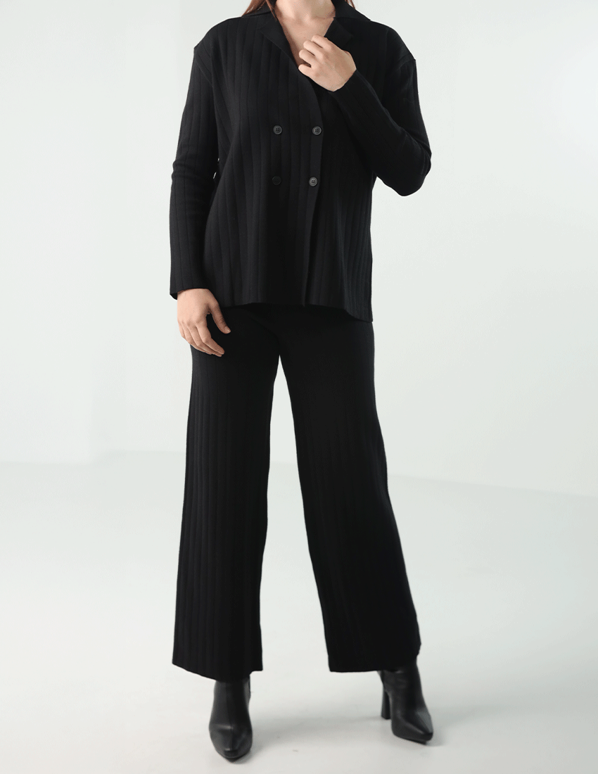 طقم تريكو من قطعتين: كارديجان مزدوج الصدر مع بنطال مستقيم