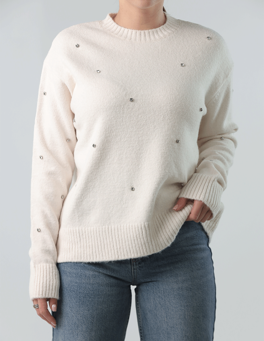 بلوزة تريكو مرصعة بالمسامير مع فتحة رقبة دائرية