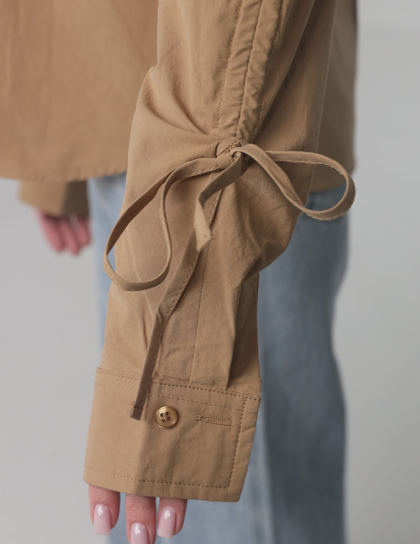 قميص قصير بأزرار وأصفاد مربوطة