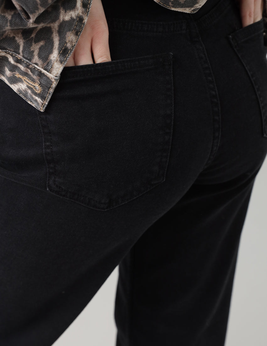 بنطال جينز أسود واسع بخصر عالٍ