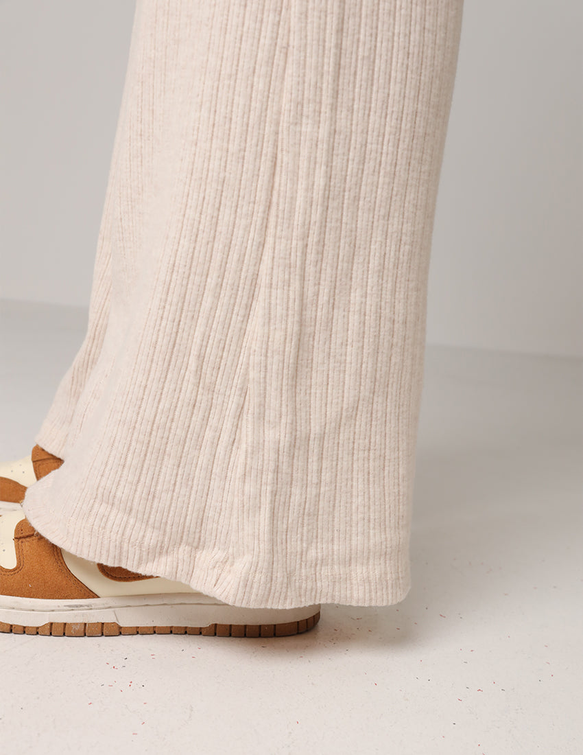 طقم من قطعتين: بلوزة بياقة عالية وبنطلون بقصة مستقيمة