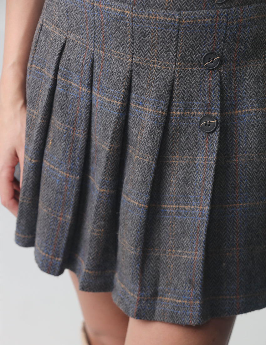 تنورة قصيرة منقوشة