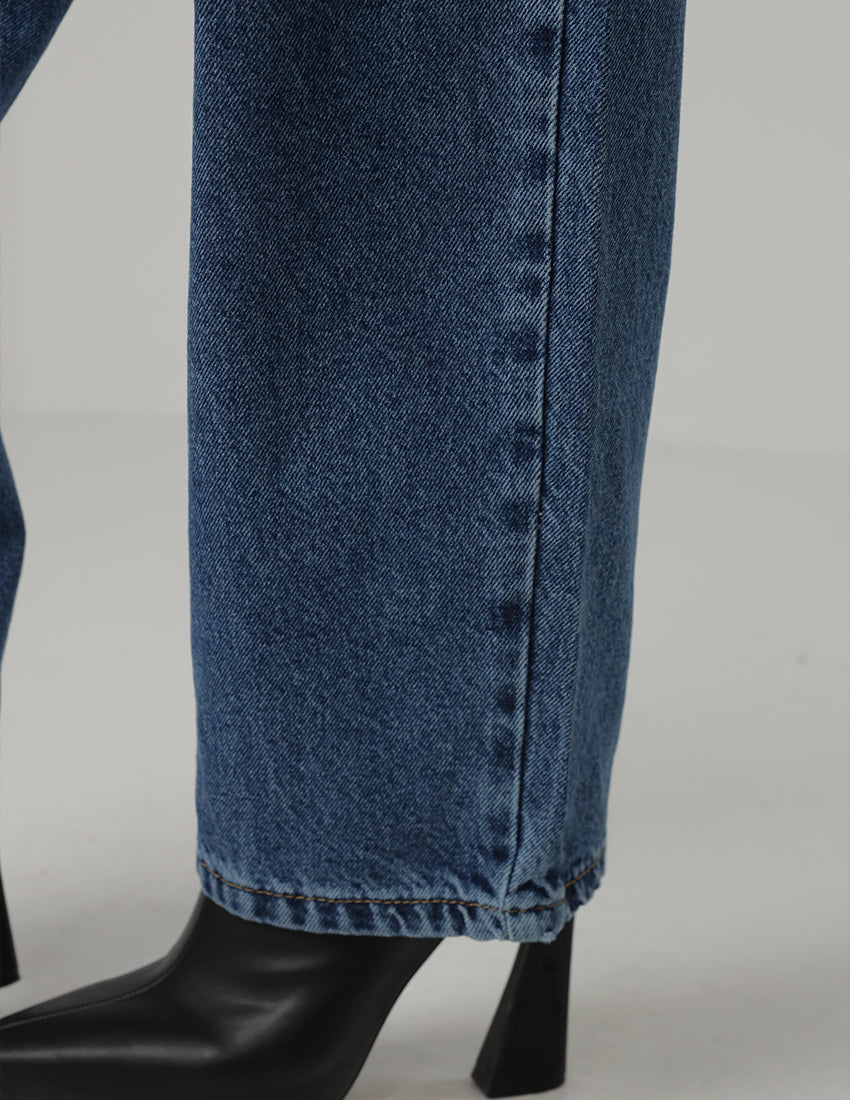 بنطال جينز واسع بدرجات اللون الأزرق