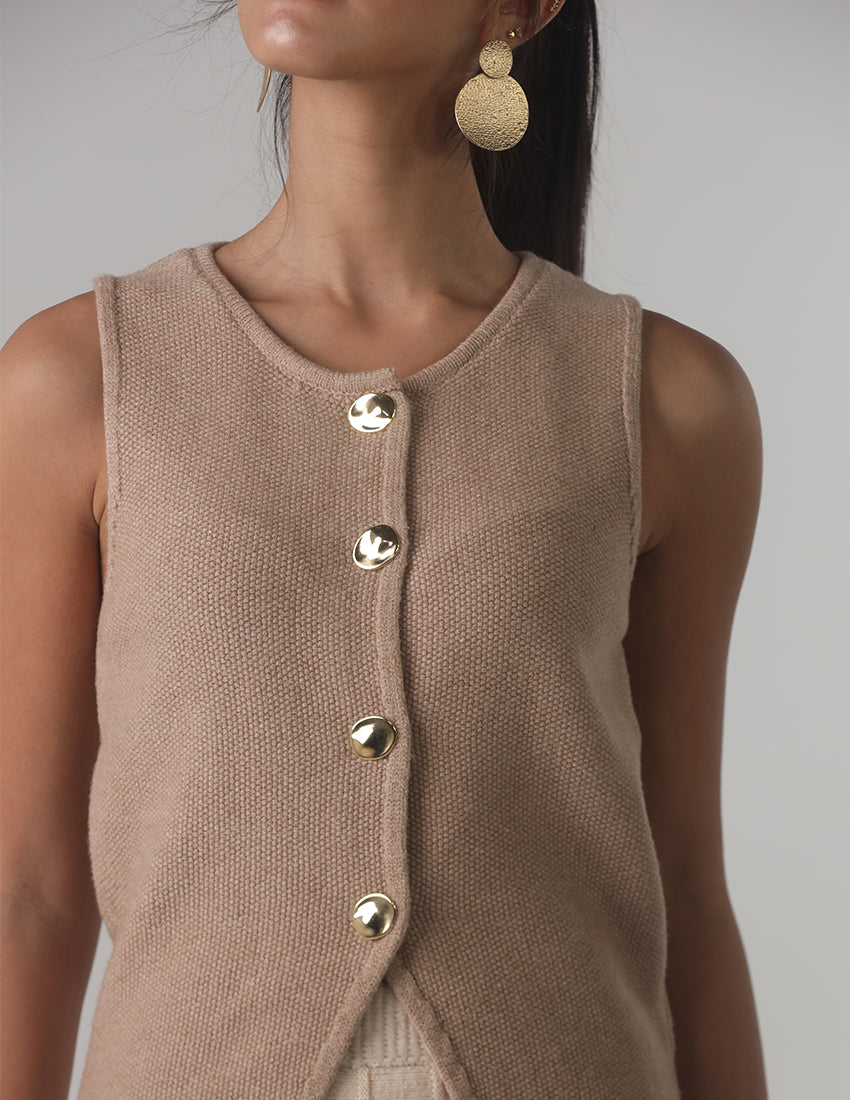 سترة تريكو بدون أكمام بأزرار ذهبية