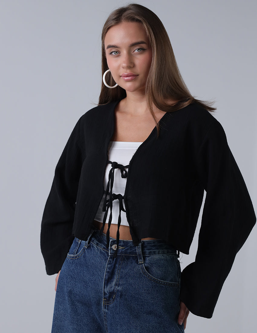 بلوزة قصيرة بربطة عنق