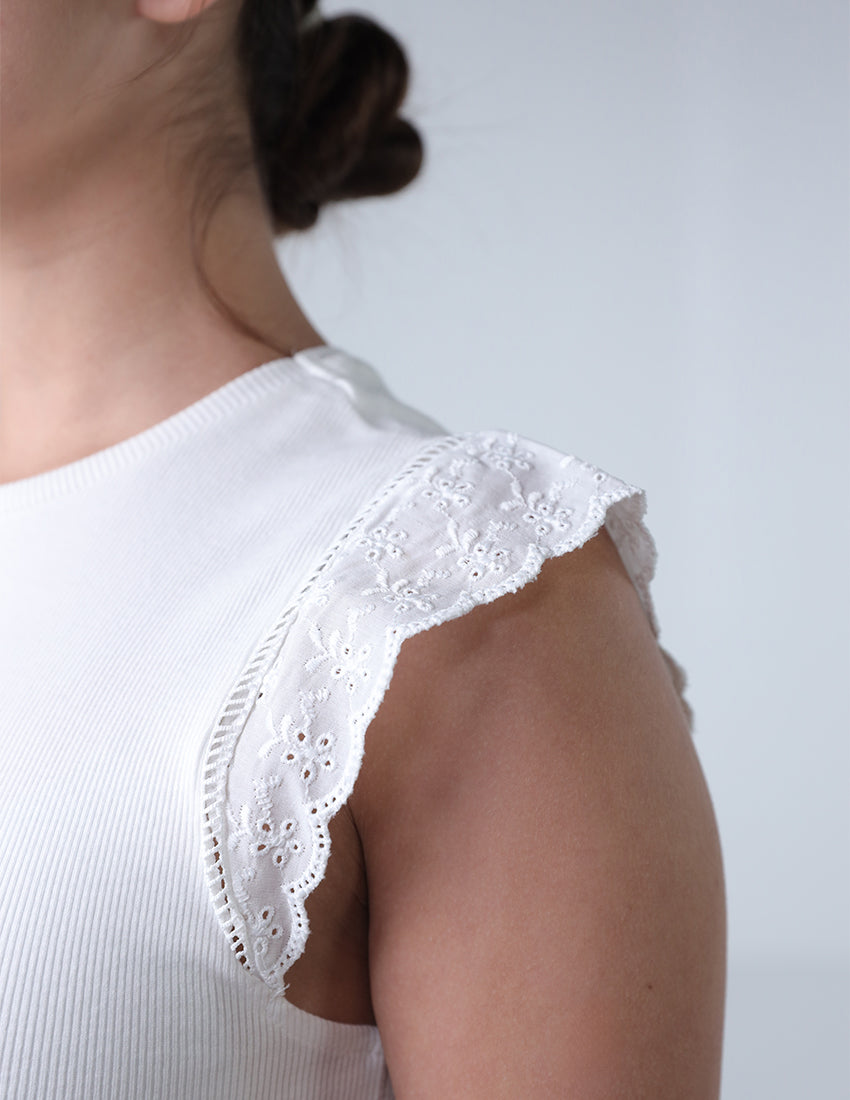 الجزء العلوي يتميز بأكمام من الدانتيل الرقيق