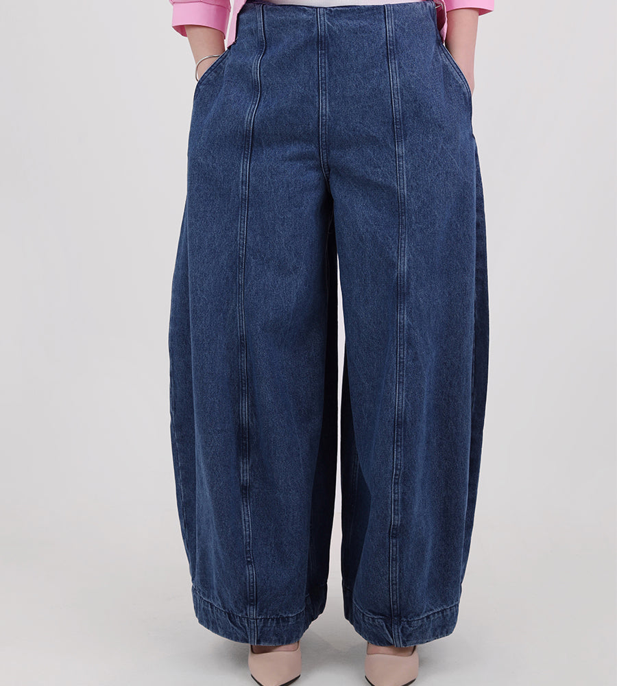 Balloon jeans with a center line
