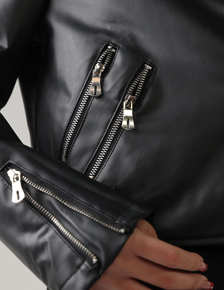 سترة جلدية سوداء