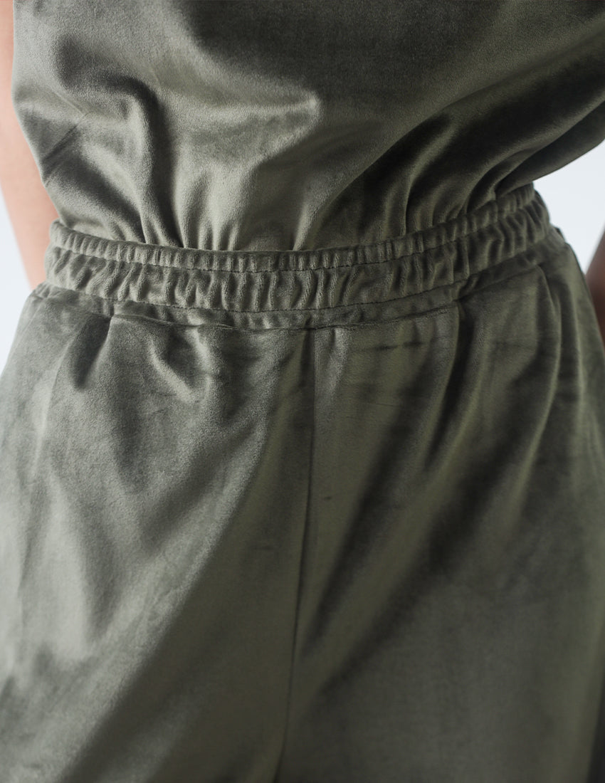 طقم مخملي: توب بدون أكمام وبنطلون واسع