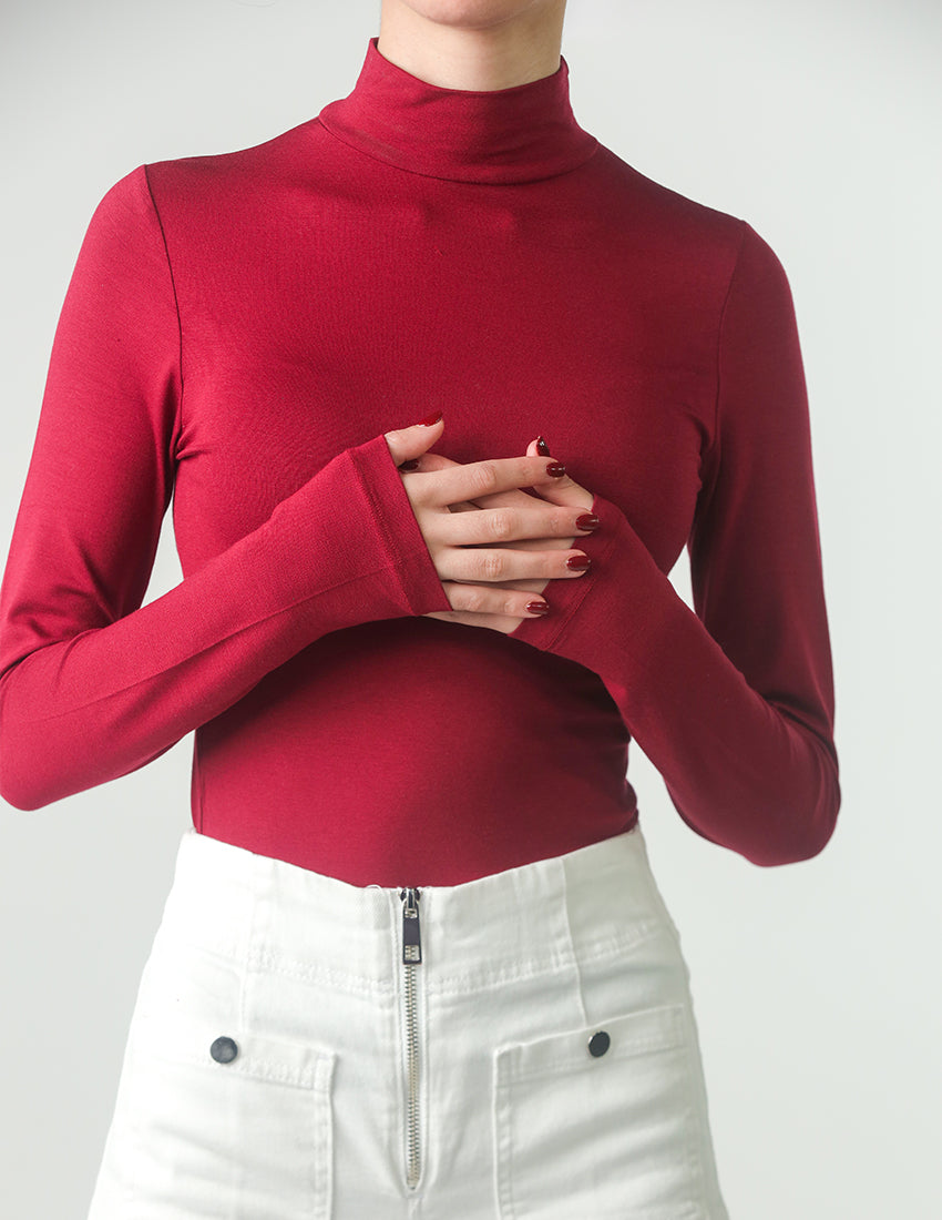 بلوزة قطنية بأكمام طويلة ورقبة عالية