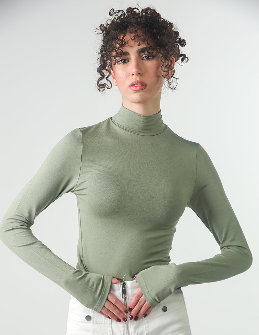 بلوزة قطنية بأكمام طويلة ورقبة عالية