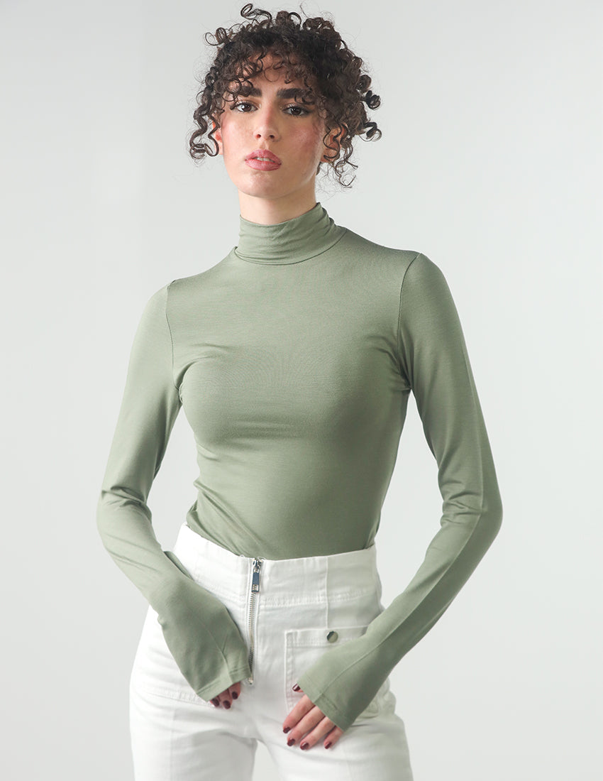 بلوزة قطنية بأكمام طويلة ورقبة عالية