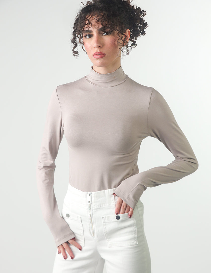 بلوزة قطنية بأكمام طويلة ورقبة عالية