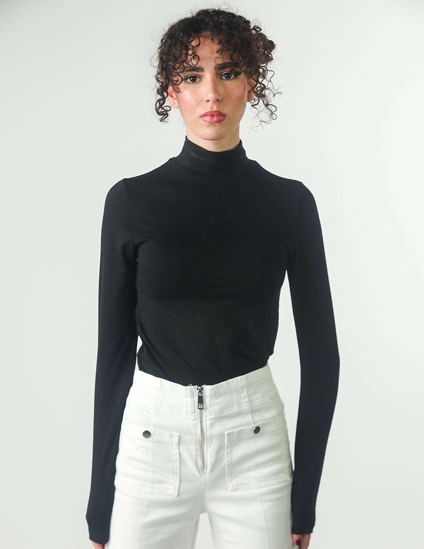 بلوزة قطنية بأكمام طويلة ورقبة عالية