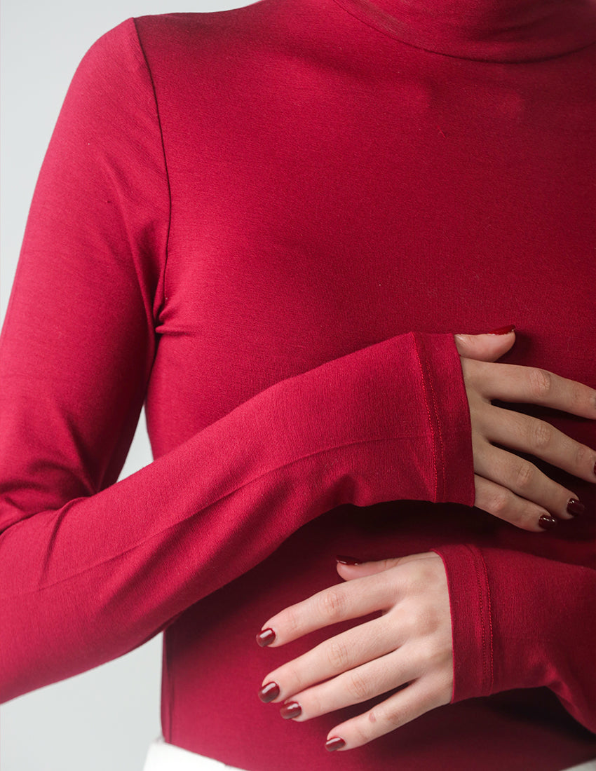 بلوزة قطنية بأكمام طويلة ورقبة عالية