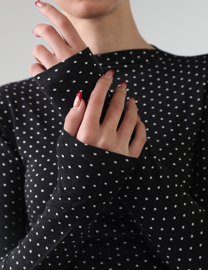 بلوزة منقطة بأكمام طويلة