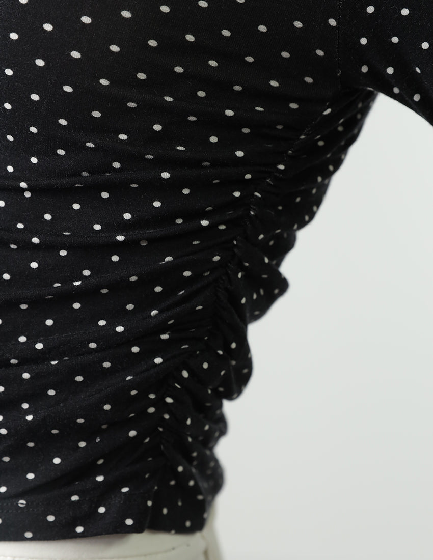 بلوزة منقطة بأكمام طويلة