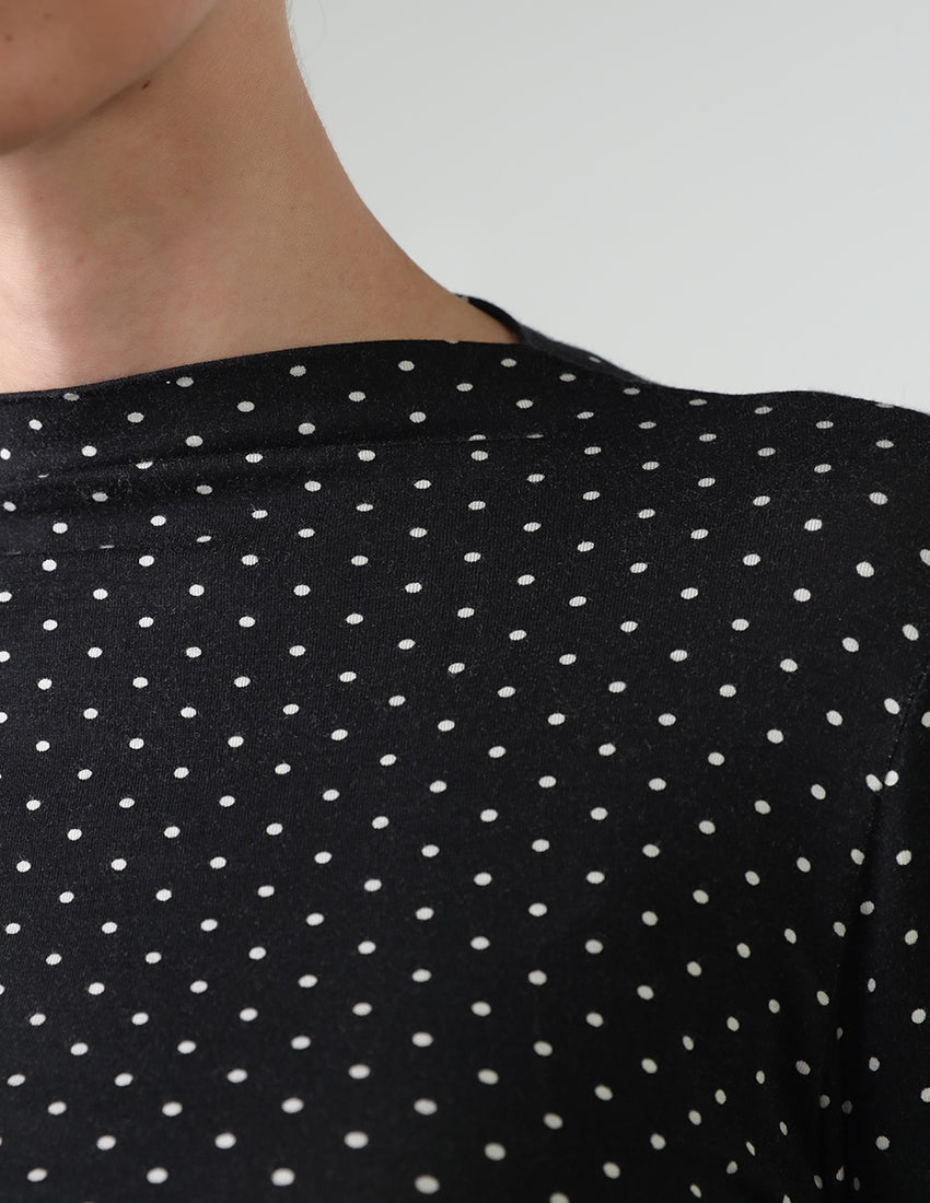 بلوزة منقطة بأكمام طويلة