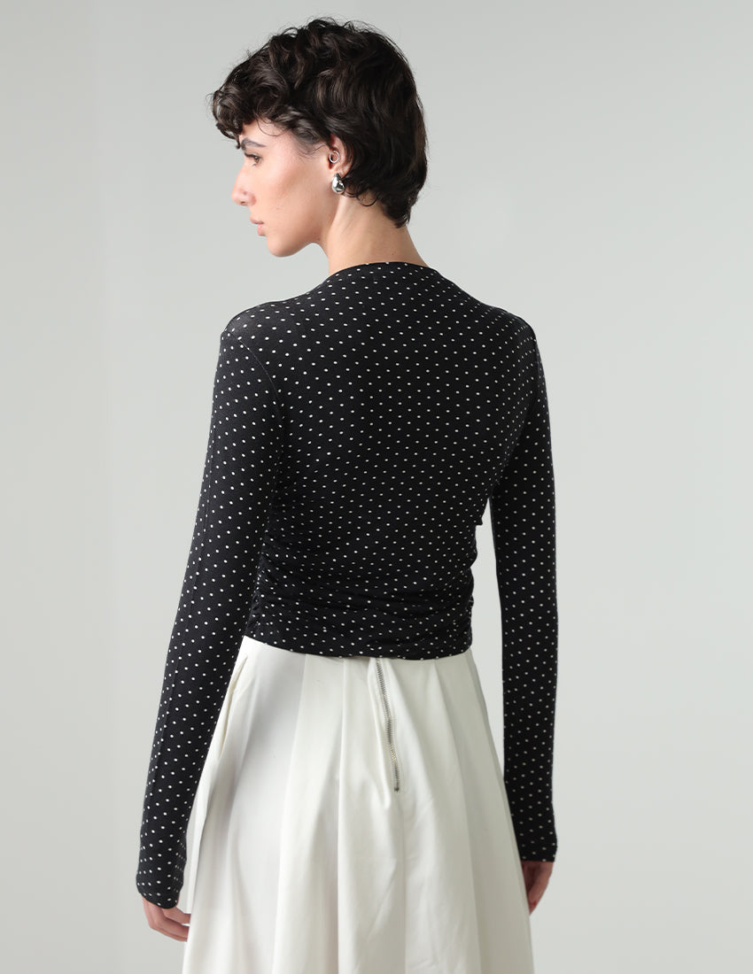 بلوزة منقطة بأكمام طويلة