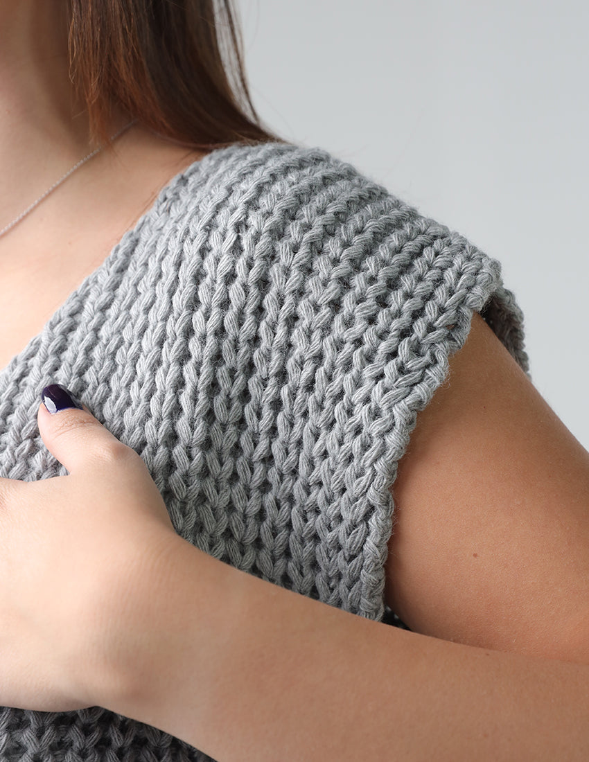 سترة صوفية بأكمام قصيرة وأزرار وجيوب