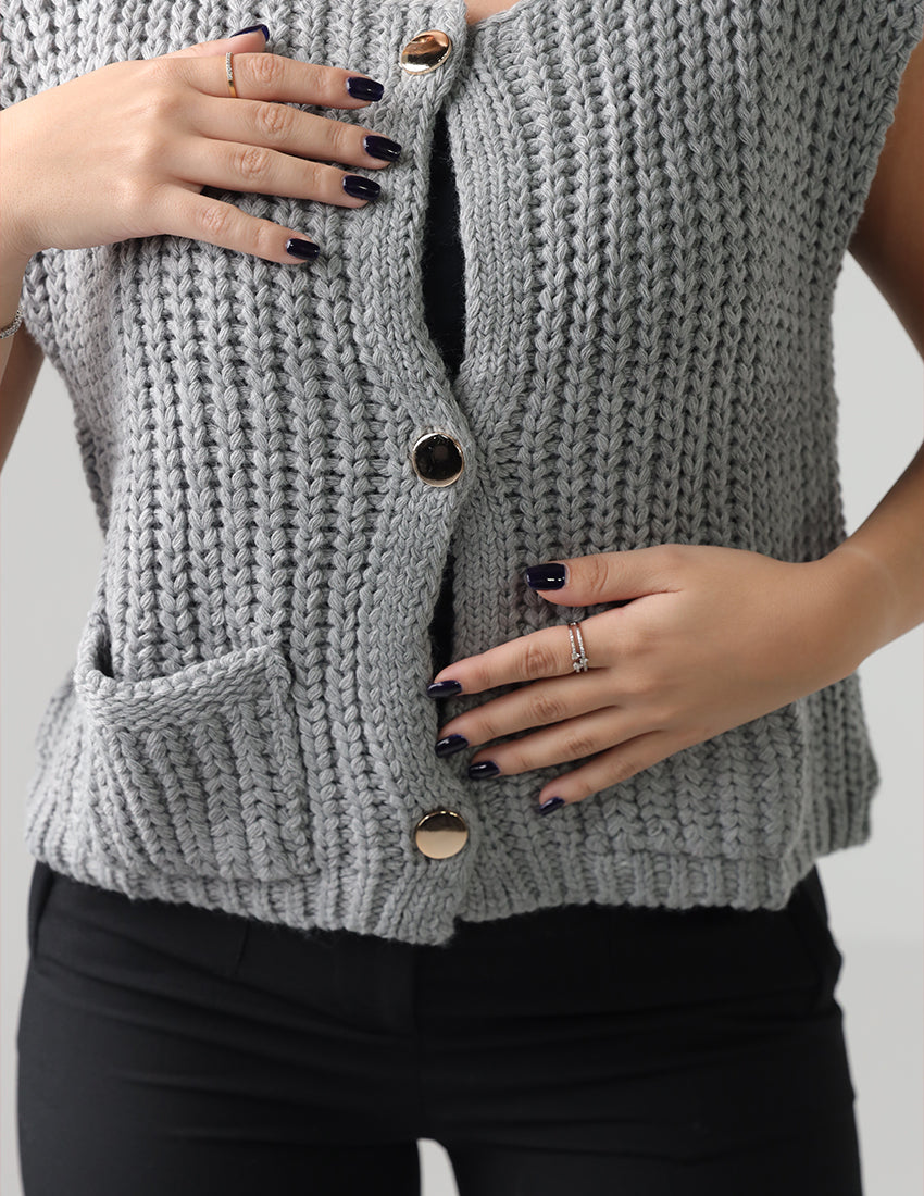 سترة صوفية بأكمام قصيرة وأزرار وجيوب