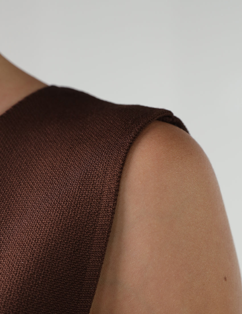 Wool vest with a belt at the back