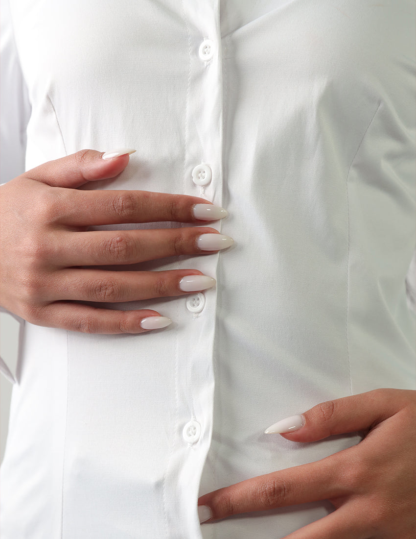 قميص أبيض كلاسيكي