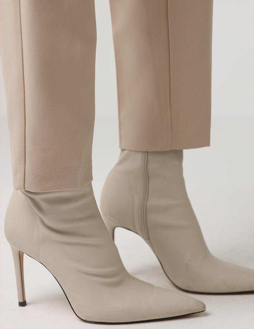 بنطلون قماشي سادة بساق ضيقة