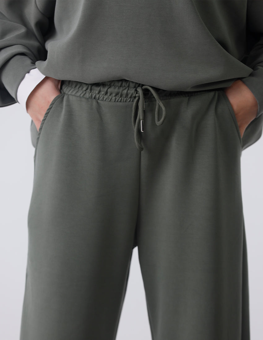 بنطال رياضي بقصّة مستقيمة