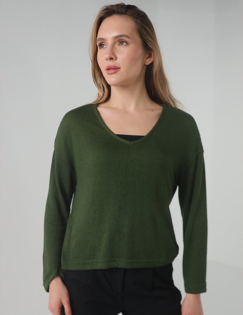 بلوزة بأكمام طويلة ورقبة على شكل حرف V