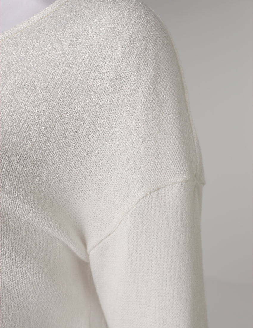 بلوزة بأكمام طويلة ورقبة على شكل حرف V