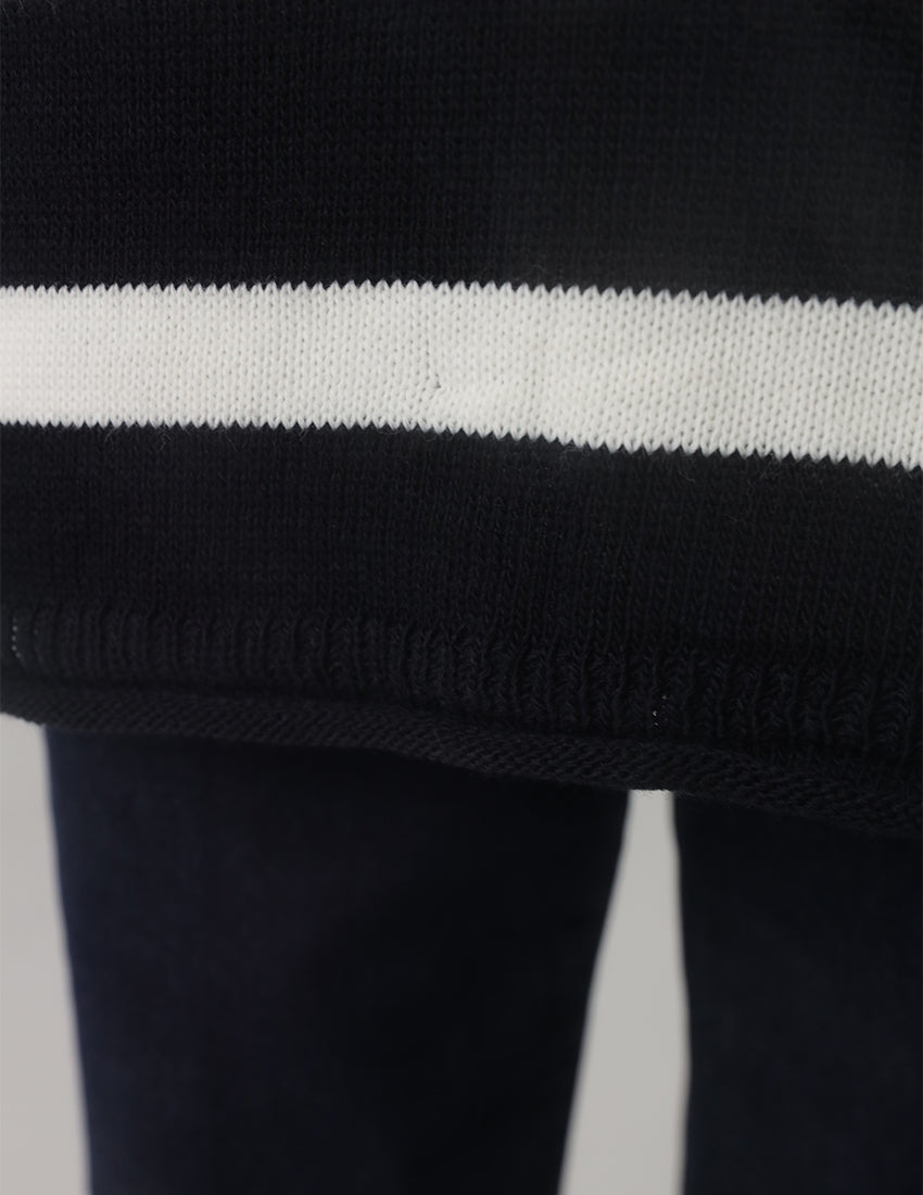 بلوزة مخططة باللونين الأبيض والأسود