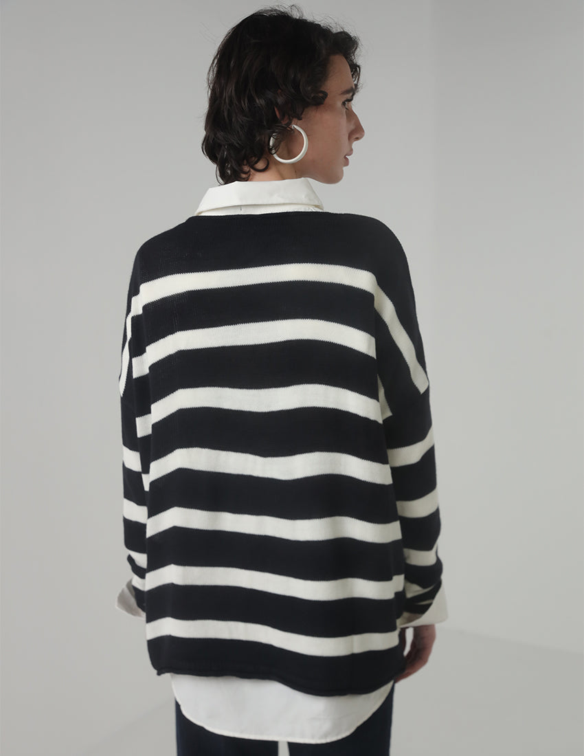 بلوزة مخططة باللونين الأبيض والأسود