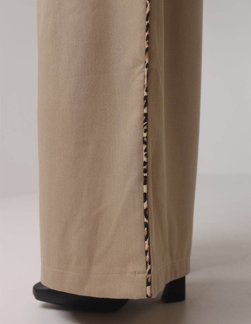 بنطلون مستقيم الخصر مع تفاصيل جانبية بنقشة النمر