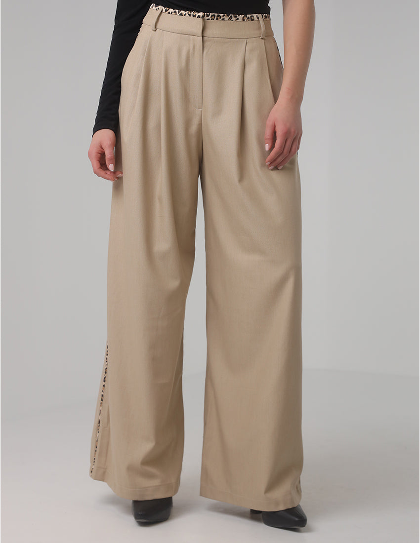 بنطلون مستقيم الخصر مع تفاصيل جانبية بنقشة النمر