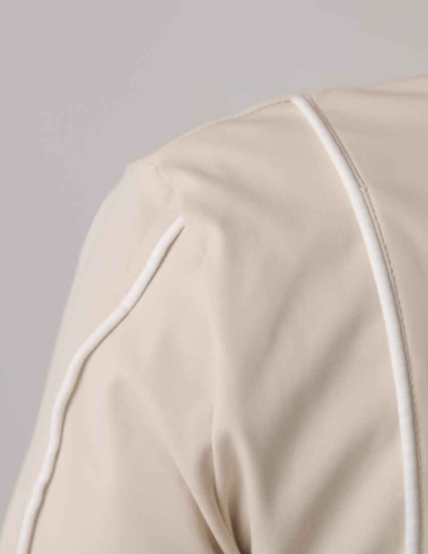 بلوزة بأكمام طويلة وحواف متباينة