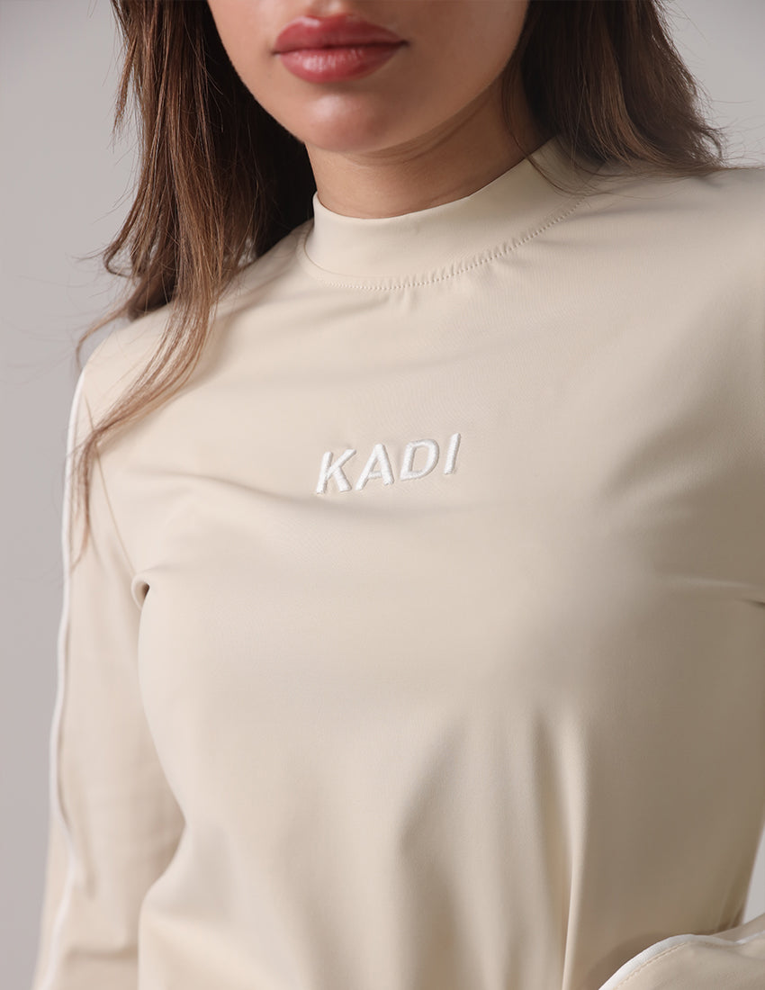 بلوزة بأكمام طويلة وحواف متباينة