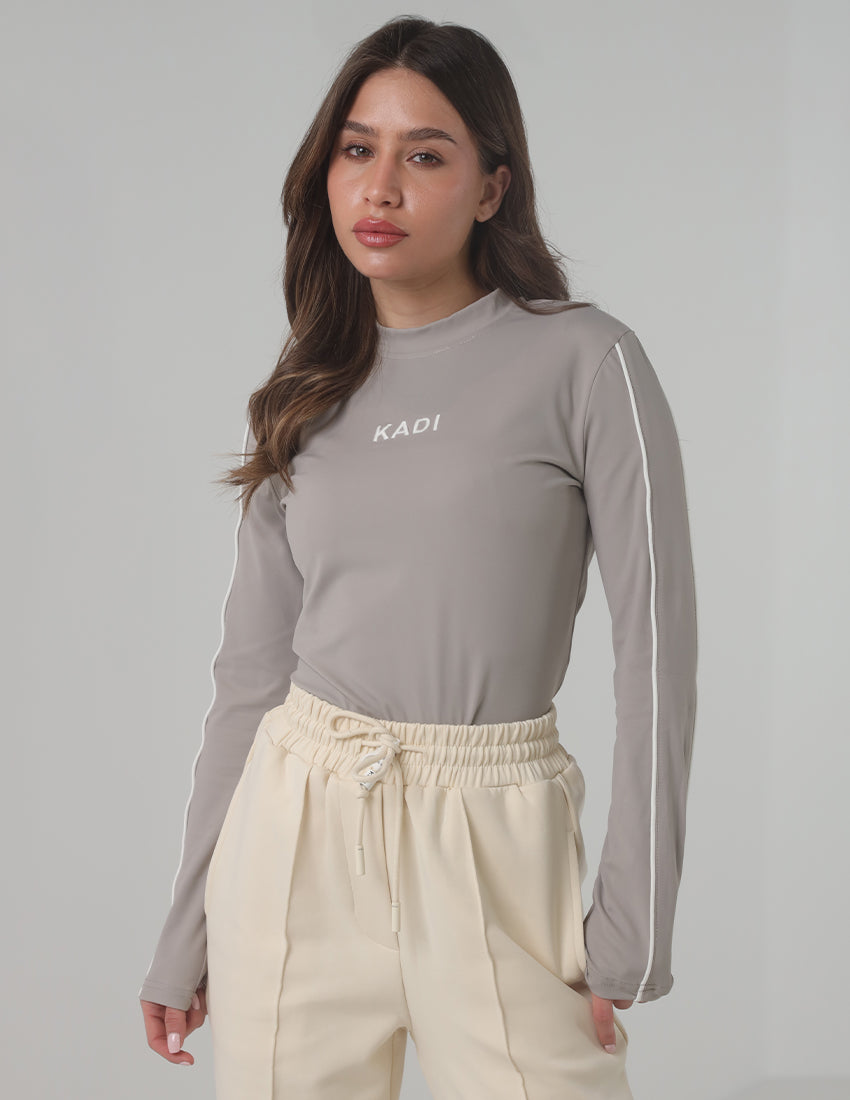 بلوزة بأكمام طويلة وحواف متباينة