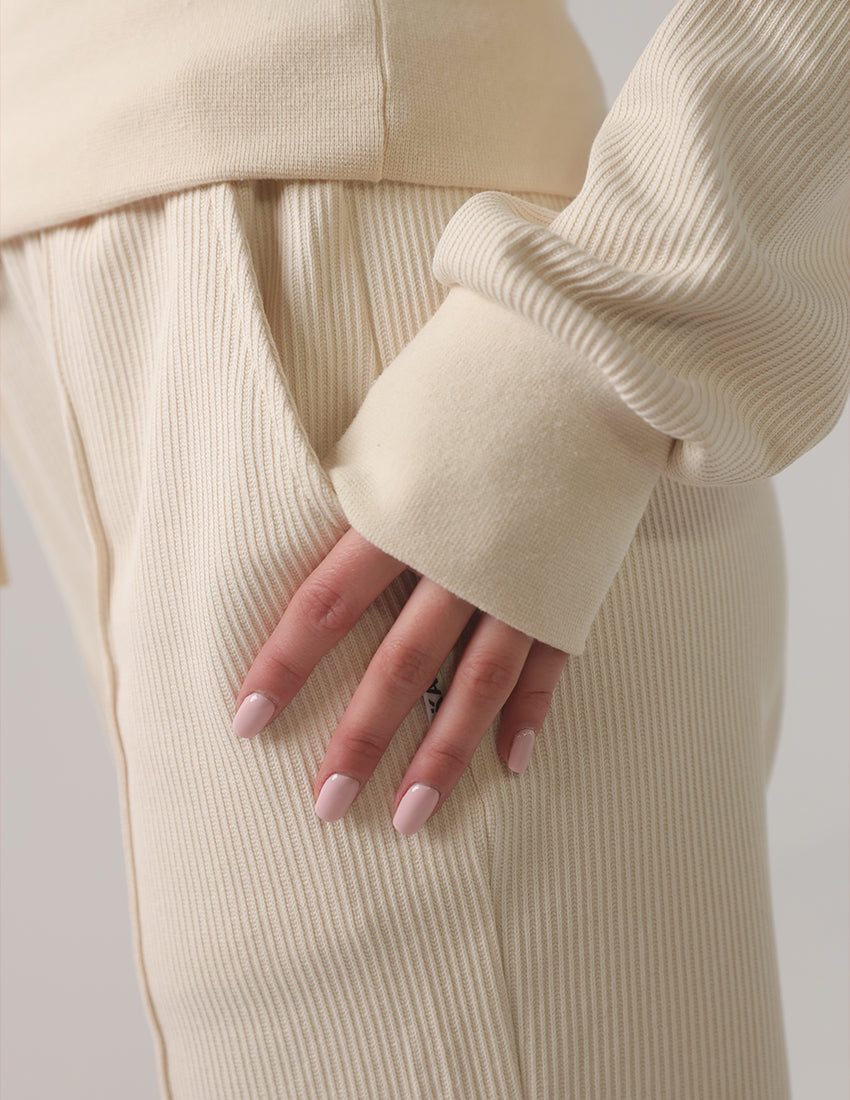 بدلة رياضية مضلعة مع بنطال واسع الساق