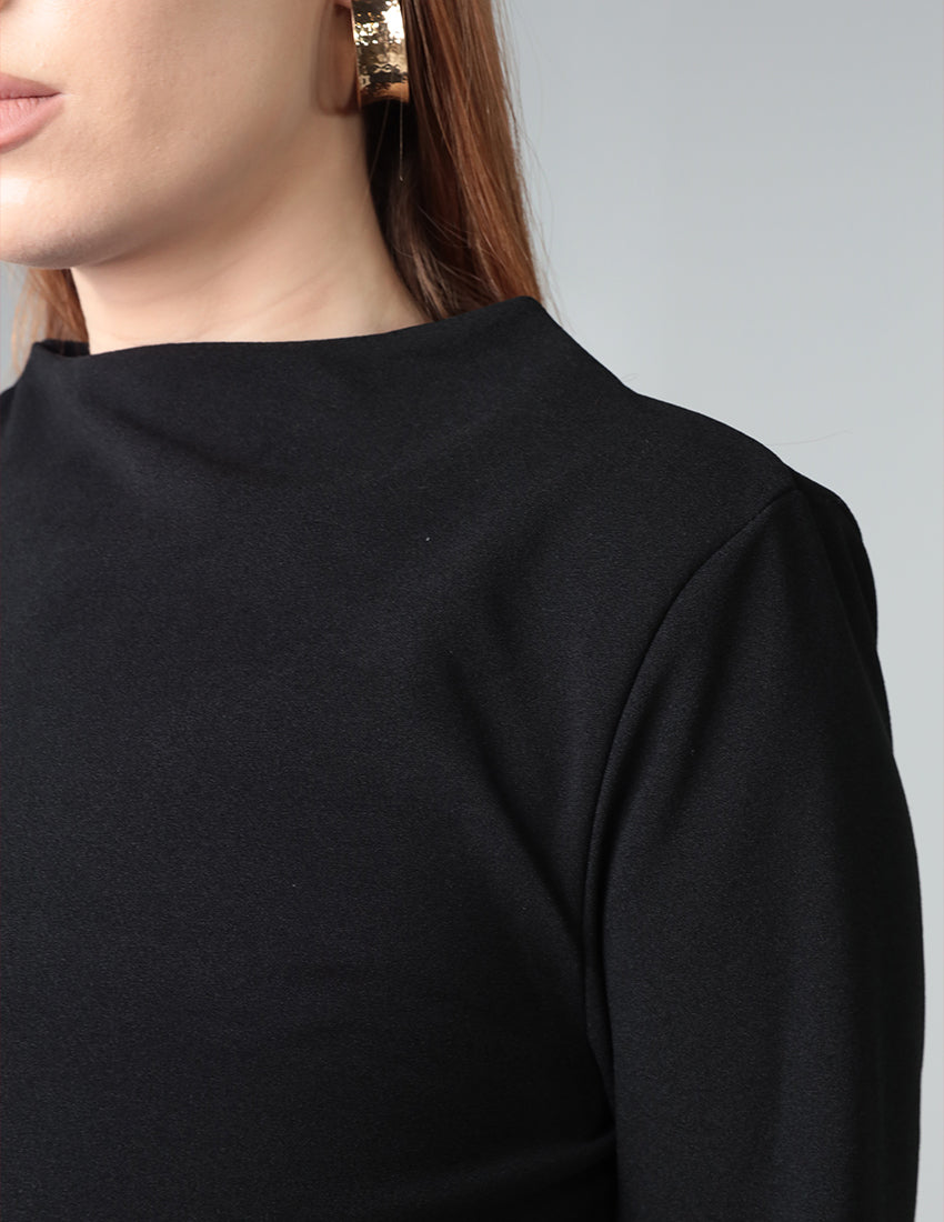 فستان قصير مع تفاصيل حلقة ذهبية