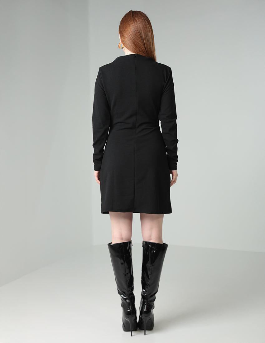 فستان قصير مع تفاصيل حلقة ذهبية