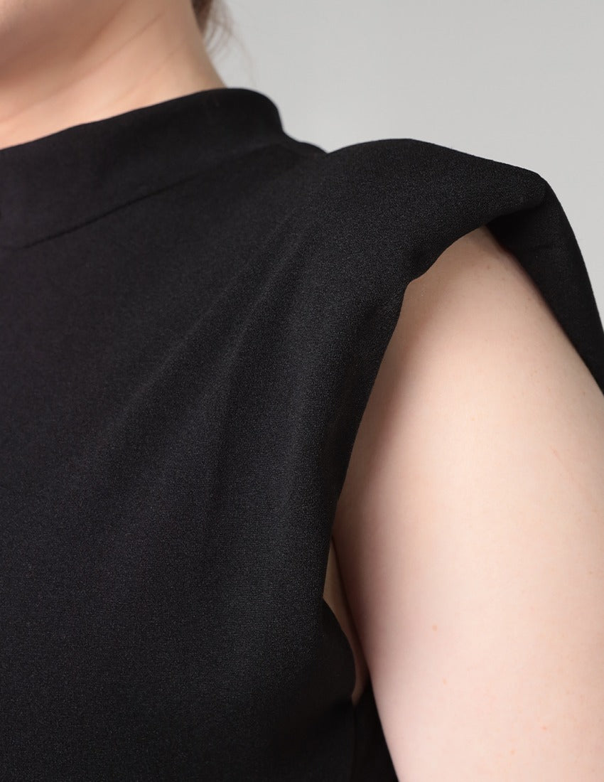 فستان أسود طويل مع تفاصيل ربطة خصر