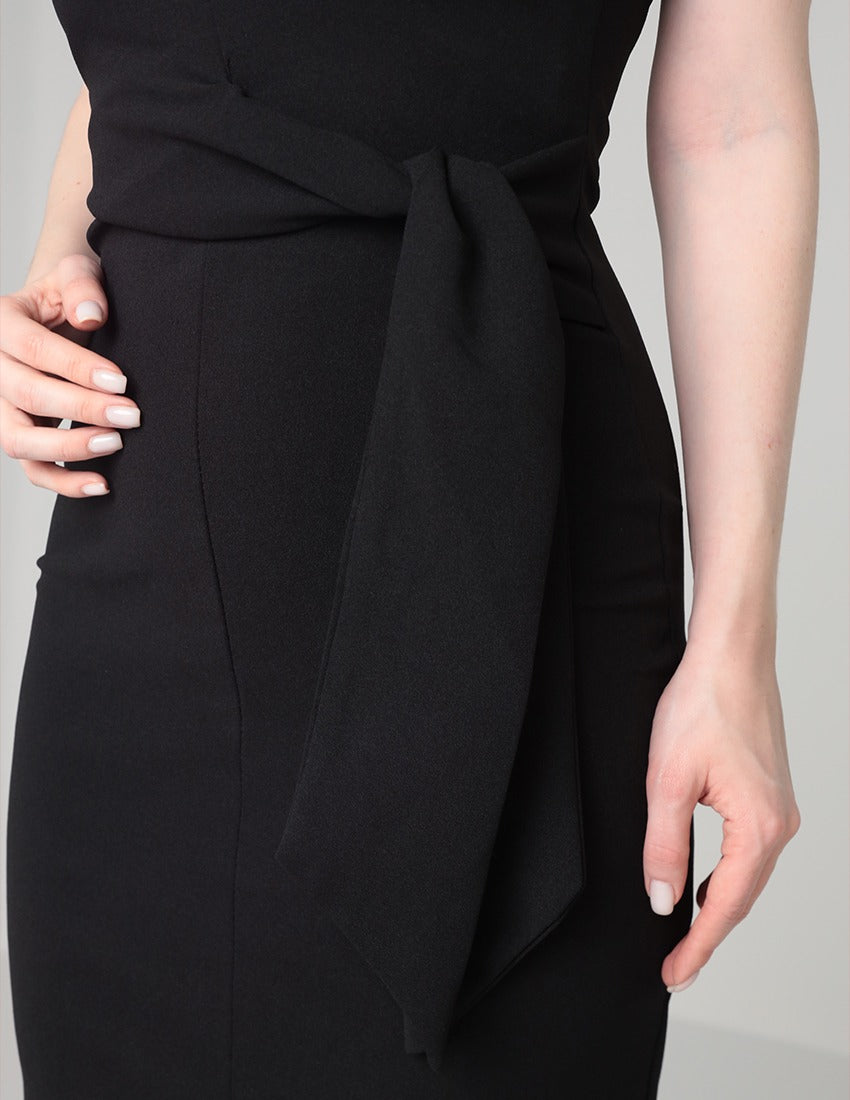 فستان أسود طويل مع تفاصيل ربطة خصر